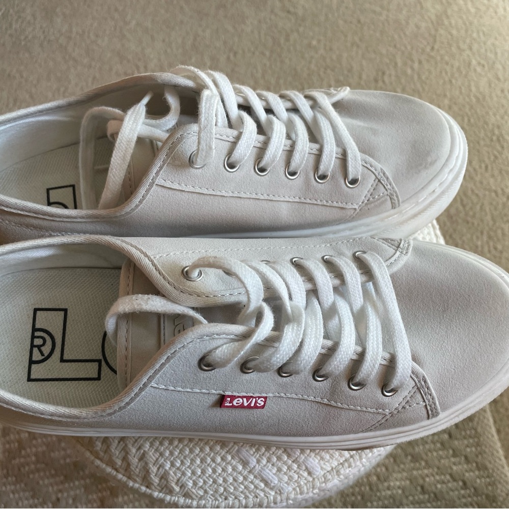 Levi's Women's White/tan Dakota sneakers. Size 10